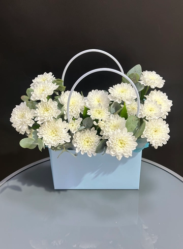 Композиция в сумочке «Воздушный поцелуй» от интернет-магазина цветов в 