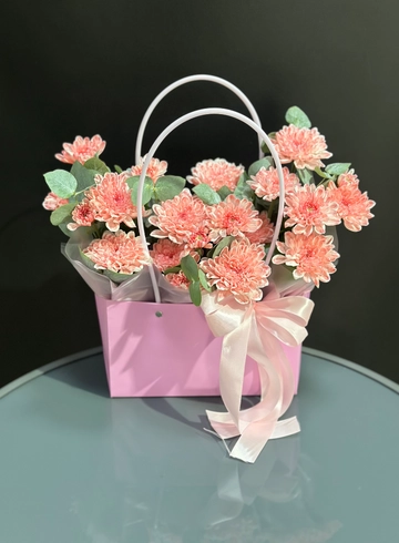 Композиция из хризантем в сумочке  от интернет-магазина цветов в 