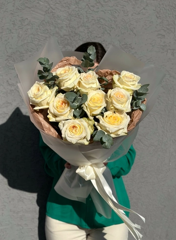 Букет из 9 роз с эвкалиптом «Лунный свет» от интернет-магазина цветов в 