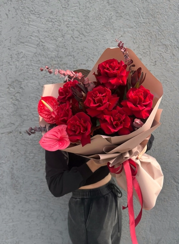 Сборный букет «В самое сердце» от интернет-магазина цветов в 