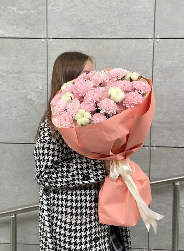 Букет из хризантем с хлопком «Лепестки счастья» от интернет-магазина цветов в 