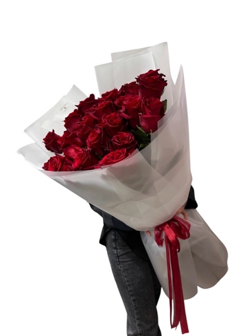 Букет из 25 красных роз «Люблю» от интернет-магазина цветов в 