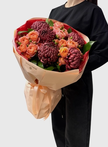 Букет из кустовых роз и хризантем  «Время любви» от интернет-магазина цветов в 