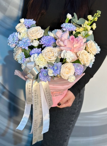 Цветы в коробке «Любимой»  от интернет-магазина цветов в 