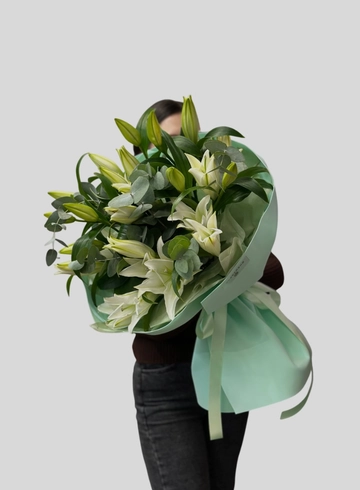 Букет из лилий и эвкалипта от интернет-магазина цветов в 