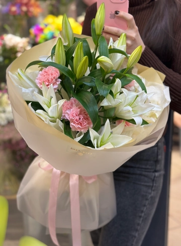 Букет из лилий с диантусами  от интернет-магазина цветов в 