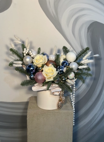 Композиция с нобилисом &laquo;Снег и огни&raquo; от интернет-магазина цветов в 