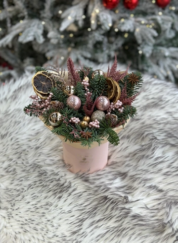 Новогодняя композиция &laquo;Сказка о зиме&raquo; от интернет-магазина цветов в 