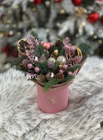 Композиция &laquo;Новогодний сюрприз&raquo; от интернет-магазина цветов в 