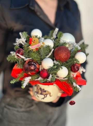 Композиция в кружке &laquo;С наступающим!&raquo; от интернет-магазина цветов в 