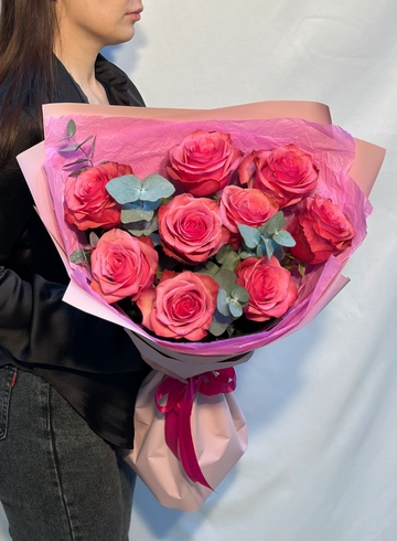 Букет из 9 роз с эвкалиптом  &laquo;Розовый фламинго&raquo; от интернет-магазина цветов в 