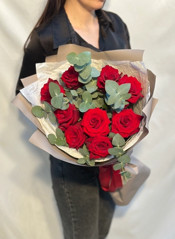 Букет из 9 красных роз с эвкалиптом от интернет-магазина цветов в 