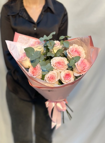 Букет из 9 роз с эвкалиптом  &laquo;Зефирка&raquo; от интернет-магазина цветов в 