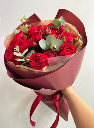 Букет из кустовых роз с эвкалиптом &laquo;Алые мечты&raquo;  от интернет-магазина цветов в 