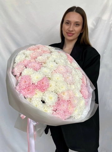 Монобукет из хризантем &laquo;История любви&raquo; от интернет-магазина цветов в 