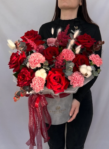 Цветы в коробке &laquo;Влюбленность&raquo; от интернет-магазина цветов в 