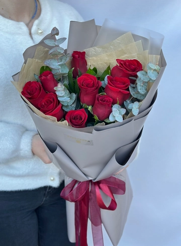 Букет из 11 роз с эвкалиптом &laquo;Любовь в каждом лепестке&raquo; от интернет-магазина цветов в 