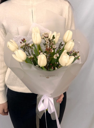 Букет из 9 тюльпанов с хамелациумом &laquo;Белый ангел&raquo; от интернет-магазина цветов в 