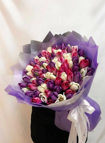 101 тюльпан в оформлении  от интернет-магазина цветов в 