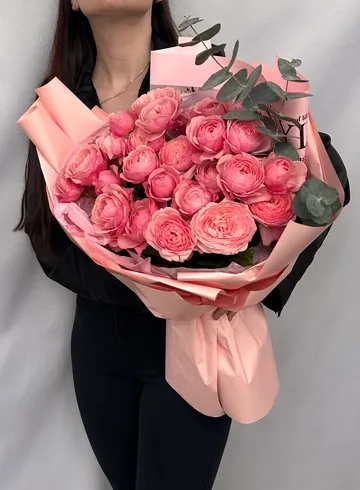 Букет из 7 кустовых роз с эвкалиптом от интернет-магазина цветов в 