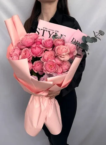 Букет из 5 кустовых роз с эвкалиптом от интернет-магазина цветов в 