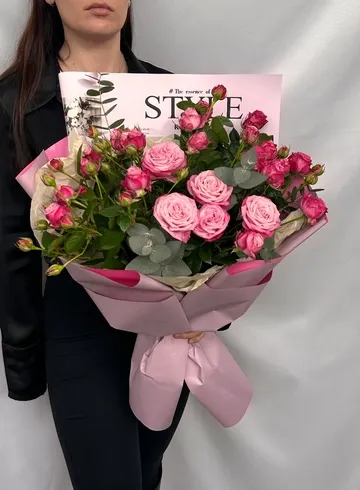 Букет из кустовых роз с эвкалиптом от интернет-магазина цветов в 