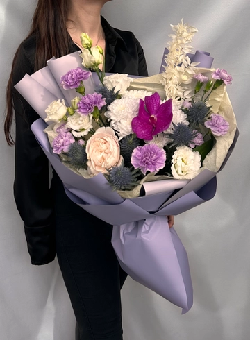 Сборный букет с орхидеей  и эрингиумом  от интернет-магазина цветов в 