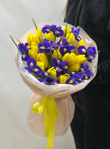 Букет с тюльпанами и ирисами  от интернет-магазина цветов в 