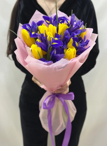 Букет из тюльпанов и ирисов  от интернет-магазина цветов в 