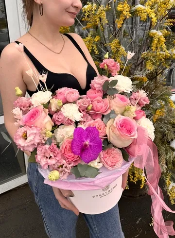 Композиция &laquo;Подарок&raquo; от интернет-магазина цветов в 