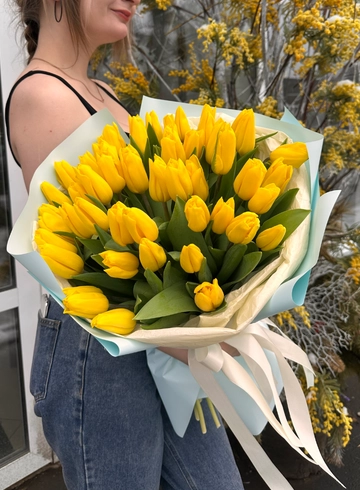 Букет из 51 тюльпана  от интернет-магазина цветов в 