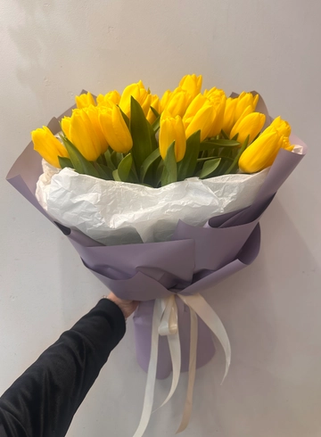 Букет из 25 желтых тюльпанов  от интернет-магазина цветов в 