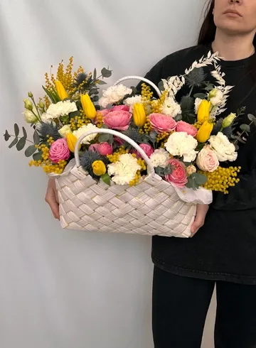 Корзина с цветами &laquo;Весенняя&raquo; от интернет-магазина цветов в 