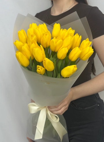 Букет из 25 тюльпанов &laquo;Солнышко в ладошке&raquo; от интернет-магазина цветов в 